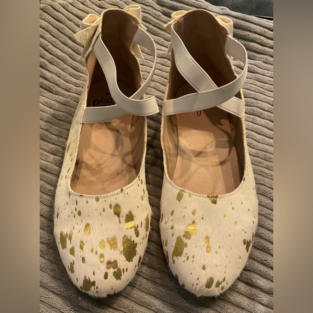 White/gold  bow back monkey feet shoes